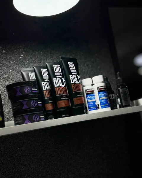 Prateleira com produtos masculinos à venda na barbearia
